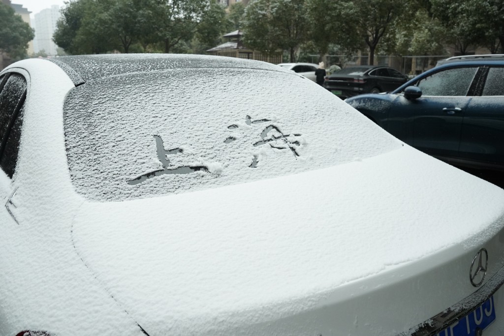 上海今晨下了龙年第一场雪。（微博）