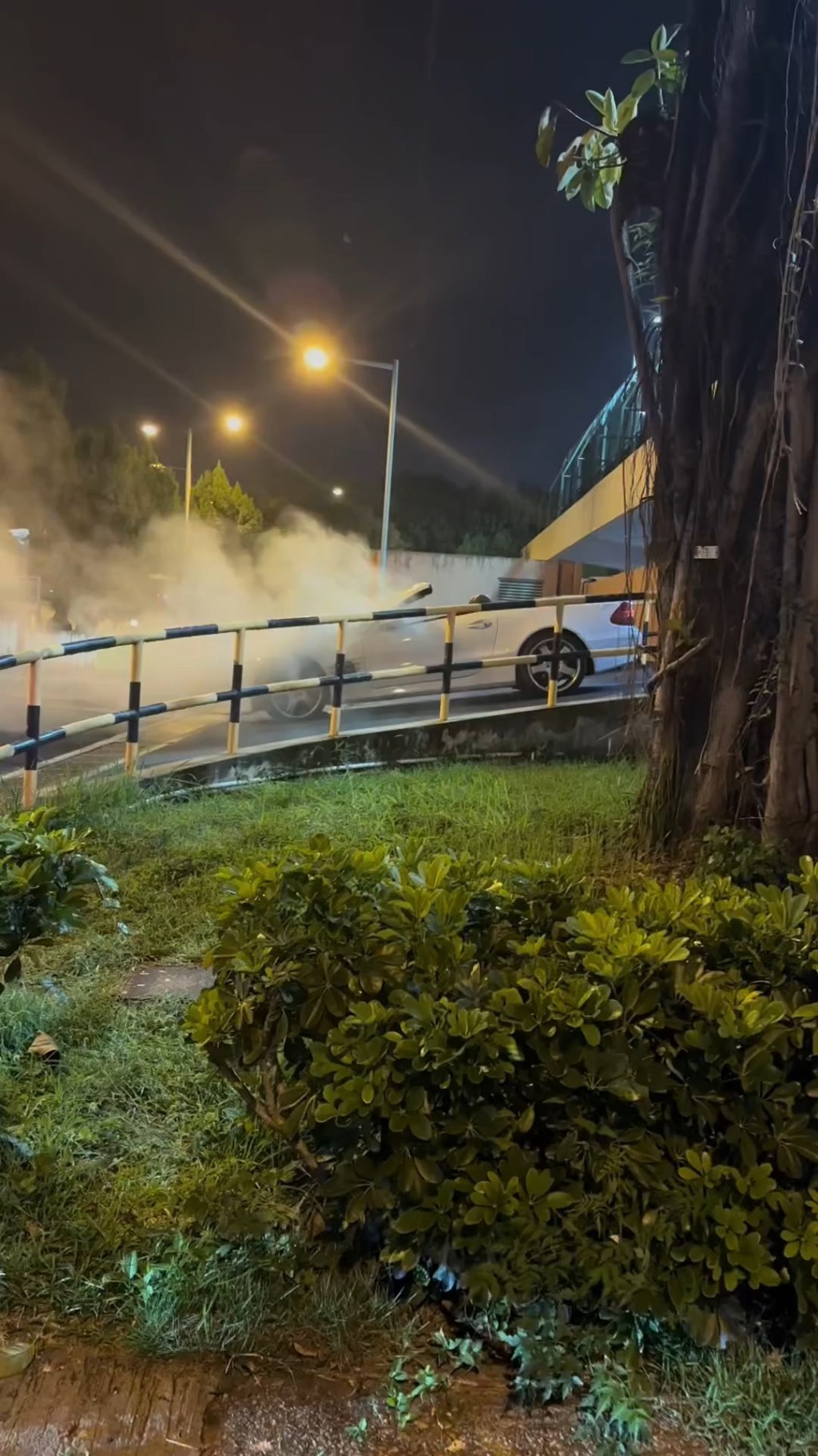 開蓬車的車頭突然起火,冒出大量濃煙。網上片段截圖 開蓬車的車頭突然起火,冒出大量濃煙。網上片段截圖