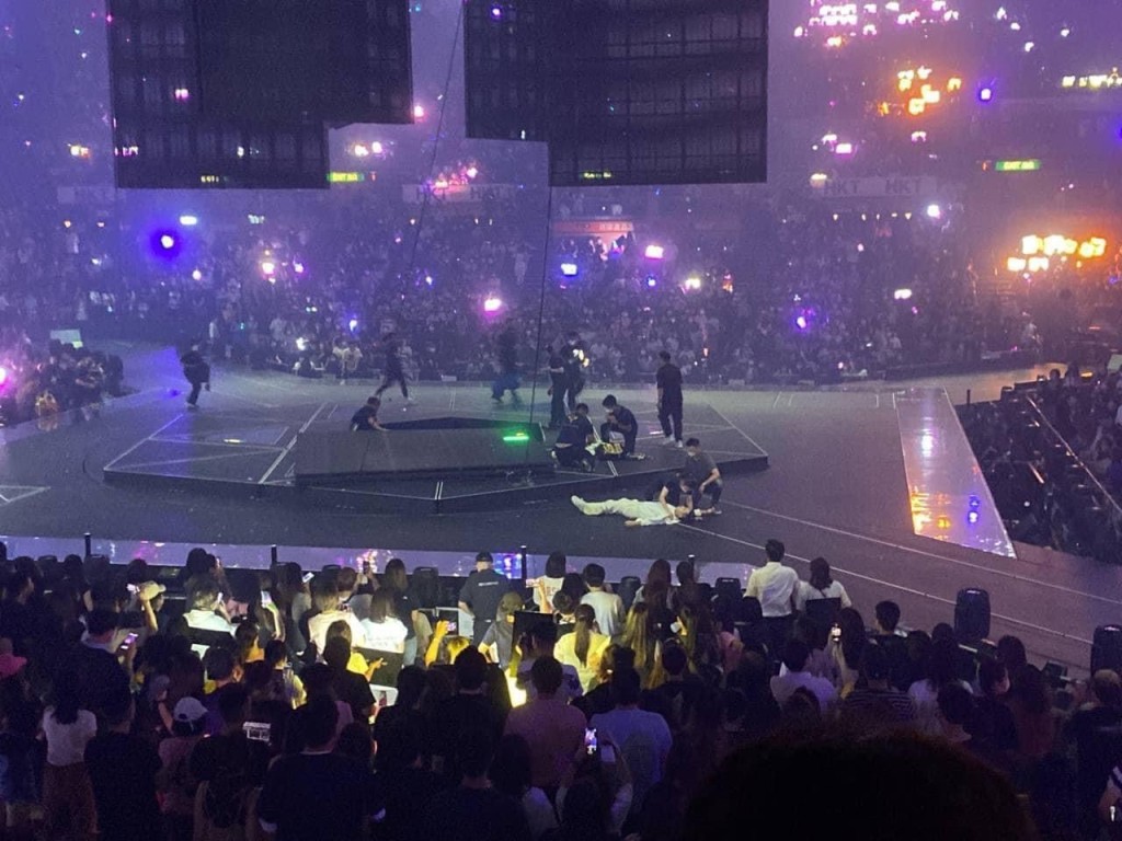包括李啟言(阿Mo)在內的舞蹈員被擊中受傷倒地。 包括李啟言(阿Mo)在內的舞蹈員被擊中受傷倒地。