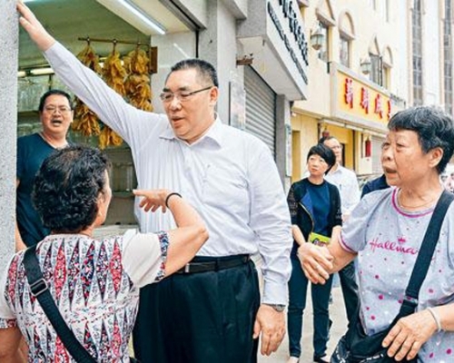 澳門行政長官崔世安到區內視察，及了解風暴及水浸後情況。 資料圖片