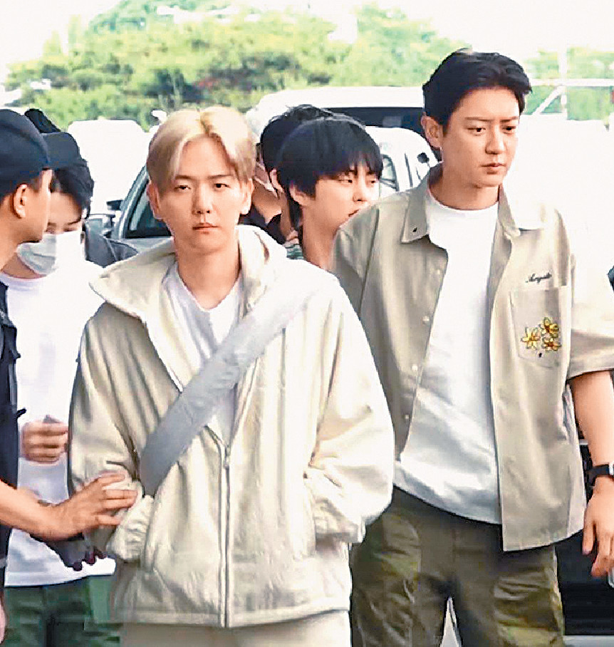 ■伯賢、燦烈等現身金浦機場,到釜山拍綜藝。 ■伯賢、燦烈等現身金浦機場,到釜山拍綜藝。