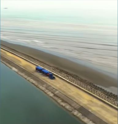 江蘇南通啟東市黃金海灘景區，一輛載有17人的觀光小火車18日遭強風吹落海致4人遇難。示意圖。抖音
