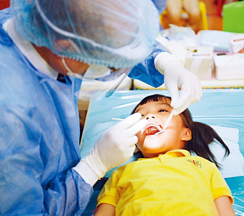 只需塗上氟化氨銀溶液，便可改善兒童蛀牙問題。