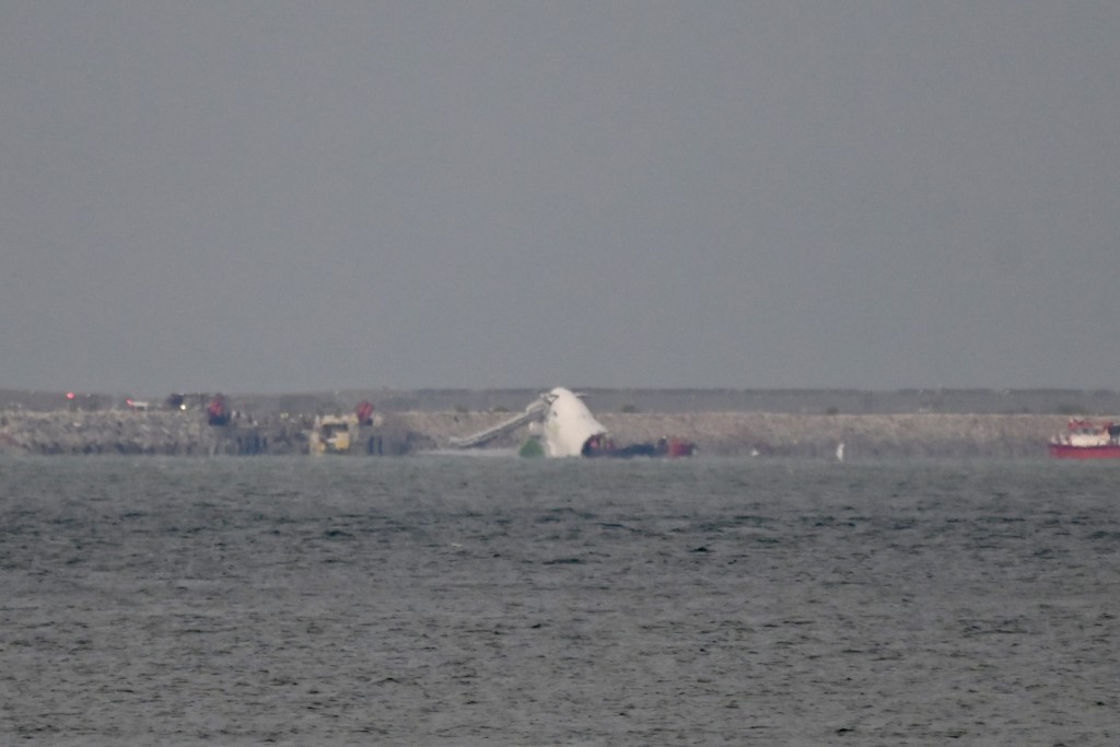 貨機斷開浮海面。劉駿軒攝 貨機斷開浮海面。劉駿軒攝