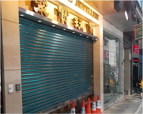 珠寶店今日未有開門營業。梁國峰攝