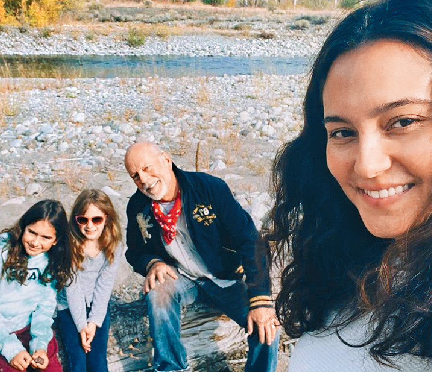 ■布斯和比他年輕24歲的現任太太Emma Heming育有兩女。 ■布斯和比他年輕24歲的現任太太Emma Heming育有兩女。