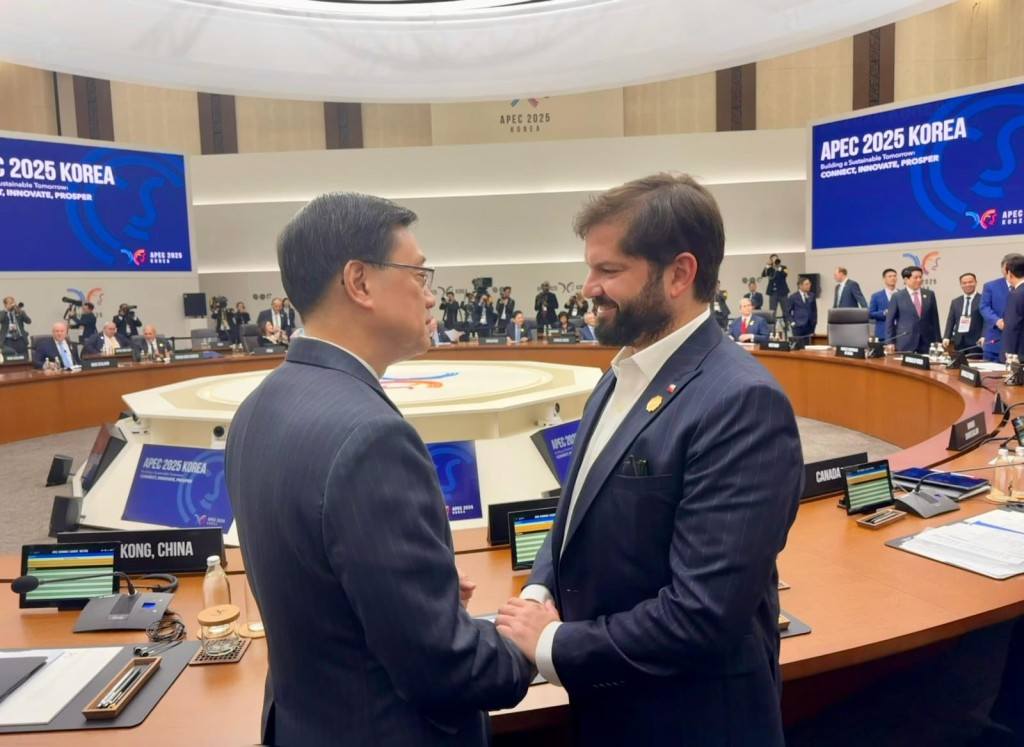 李家超(左)和智利總統博里奇(右)進行會議前合照。政府新聞處圖片 李家超(左)和智利總統博里奇(右)進行會議前合照。政府新聞處圖片