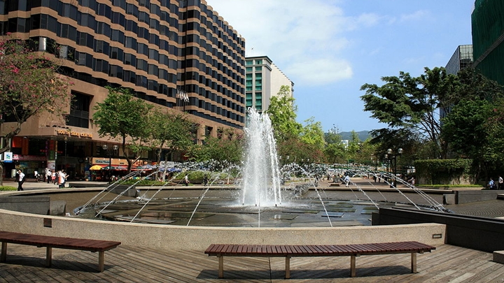 男事主在尖沙咀百週年紀念公園遭人盜去財物。