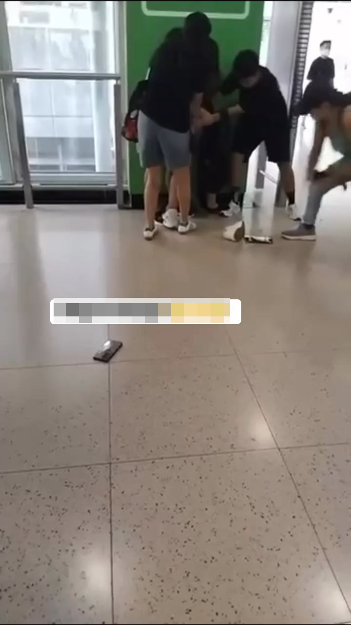 多名印尼女子於港鐵火炭站C出口附近拉扯。網上片段截圖