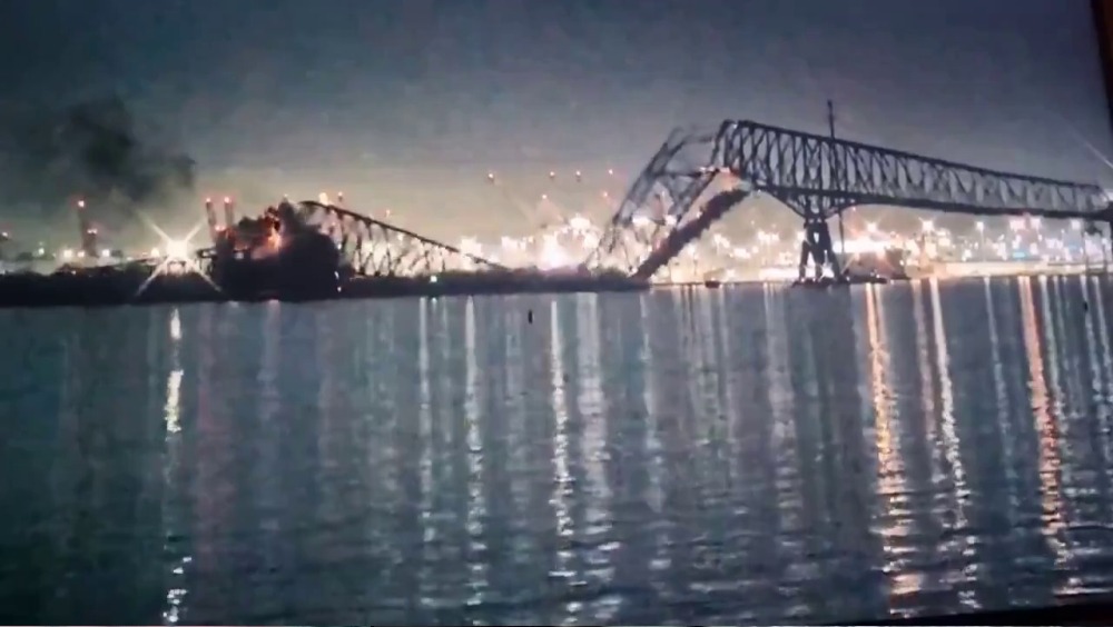 美国巴尔的摩一条大桥遭船只撞断，多辆汽车落水。