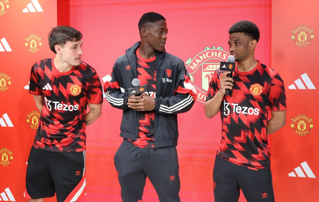 曼聯球員阿密特迪亞路(右)、明奴(中)、烏加迪(左)訪港出席活動。徐嘉華攝