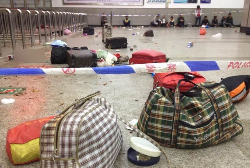 昆明火車站恐襲發生後，逃生民眾遺下大量行李雜物在現場。新華社