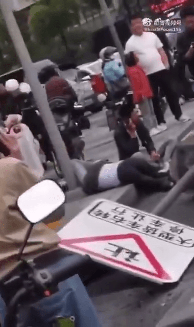 现场路标及伤者倒地。
