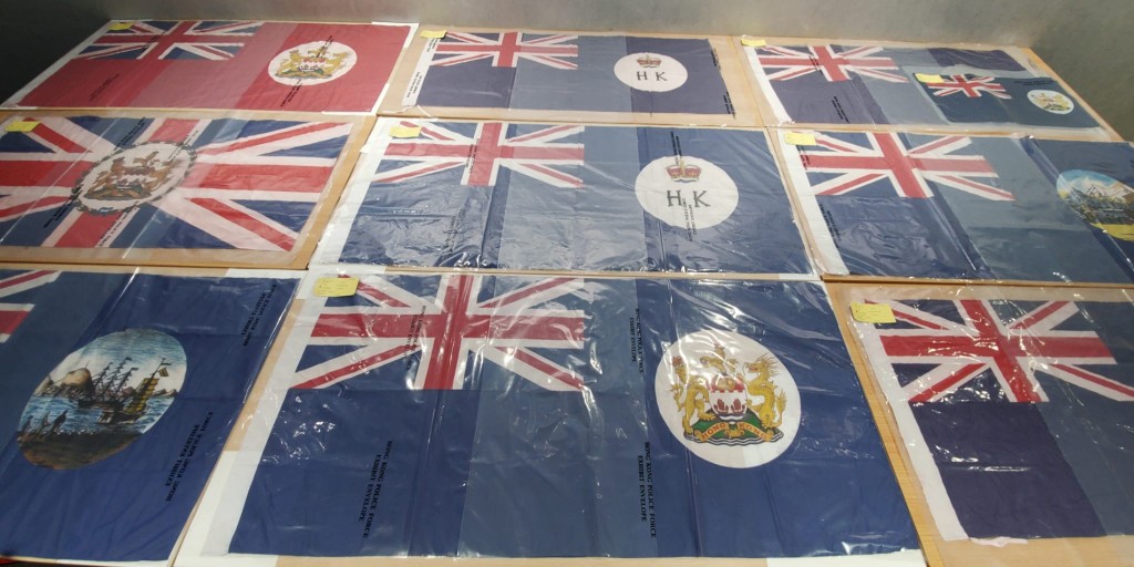 警方在被捕男子身上撿獲10支不同大小的港英旗幟。