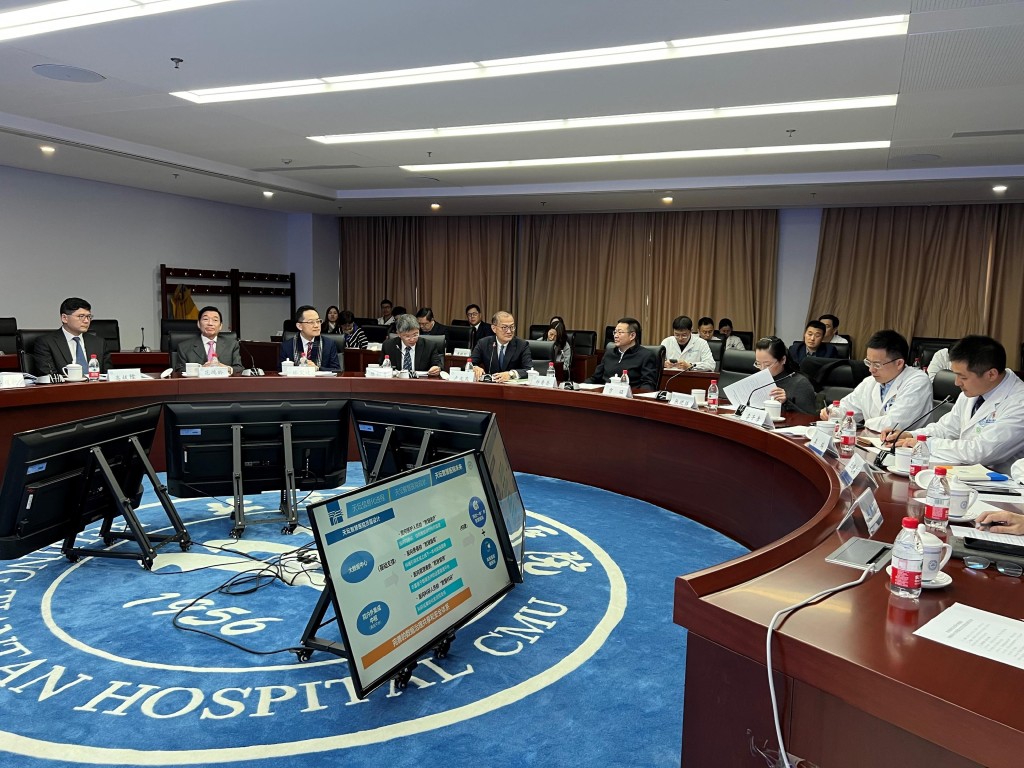 盧寵茂早上到訪首都醫科大學附屬北京天壇醫院，了解該院推動智慧醫院發展的最新情況。政府新聞處
