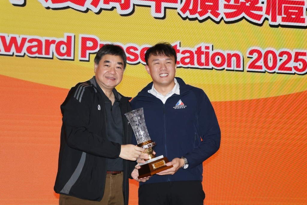 「最有貢獻教練」分別是黃鍇威(圖右)及何詩蓓教練Tom Rushton,後者暫不在港,未能到場領獎。徐嘉華攝 「最有貢獻教練」分別是黃鍇威(圖右)及何詩蓓教練Tom Rushton,後者暫不在港,未能到場領獎。徐嘉華攝