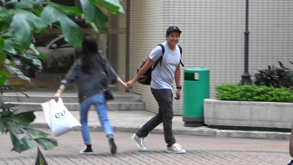 黃頌祈見到老婆仔表現不捨，一直冧笑。