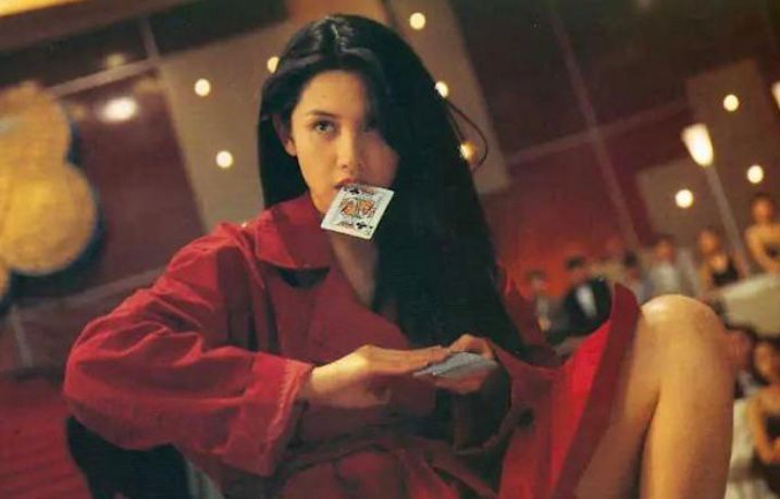 邱淑貞在《賭神2》的經典劇照。