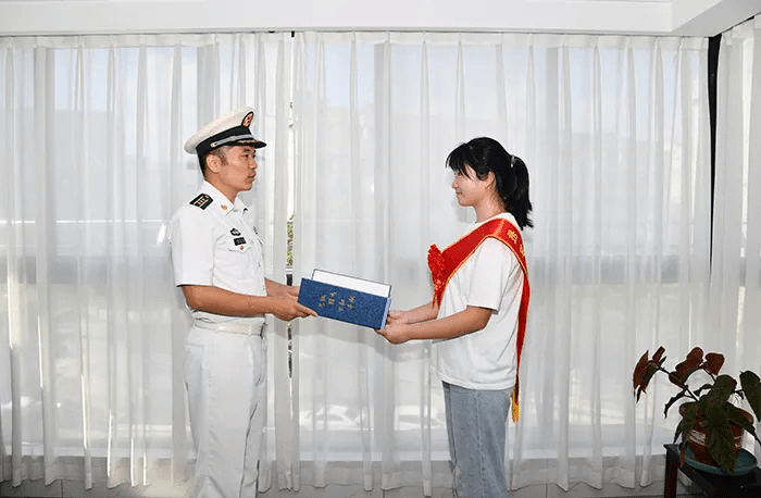 海軍潛艇學院代表老師親手將錄取通知書交到楊競悅手中。 海軍潛艇學院代表老師親手將錄取通知書交到楊競悅手中。