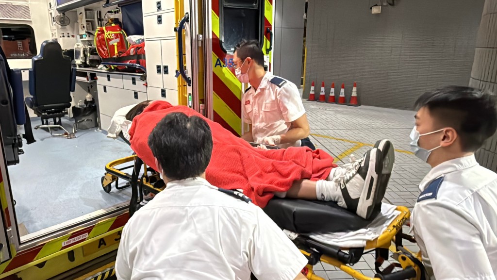 大角咀醉女角祥街持刀清醒送院。黎志偉攝