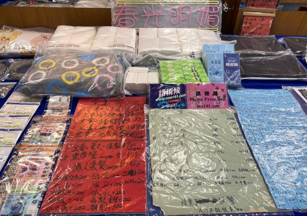 警方检获一批价目表。 警方检获一批价目表。