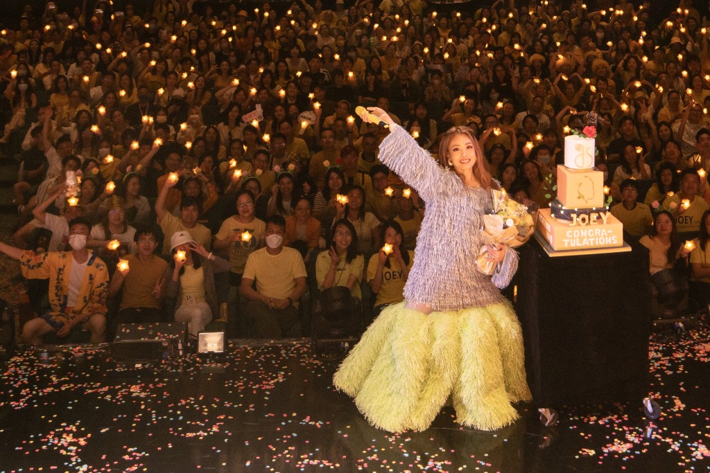 歌迷亦为容祖儿准备了一个几层的生日蛋糕，补祝她之前6月生日。