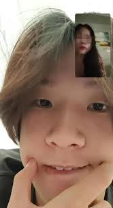 葉文斌與母親視像通話，曾一度按壓酒窩，疑似暗示「救我」。