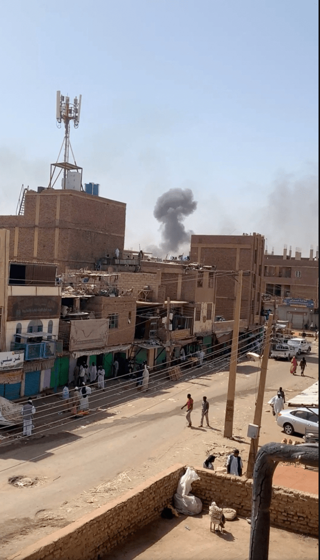 蘇丹首都喀土穆連日爆發激戰，常冒出疑似戰火濃煙。路透社
