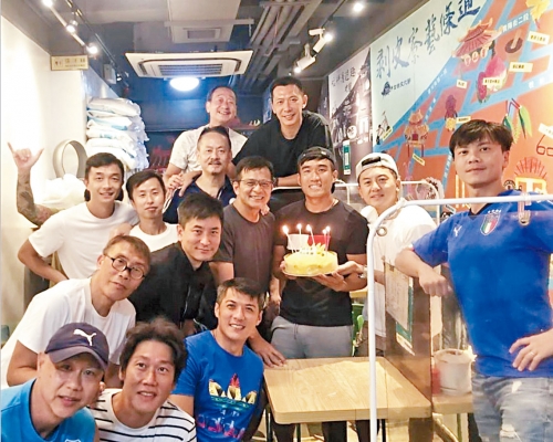 ■一班波友為華哥慶祝60歲生日。