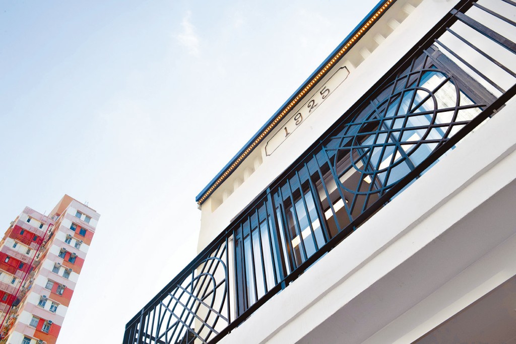 第三层的骑楼栏杆采用了西式的花铁设计，建筑顶部，配合凸字「1925」招牌，标志着其百年历史。