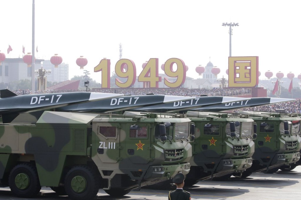 中国发展高超音速导弹，图为「东风-17」。