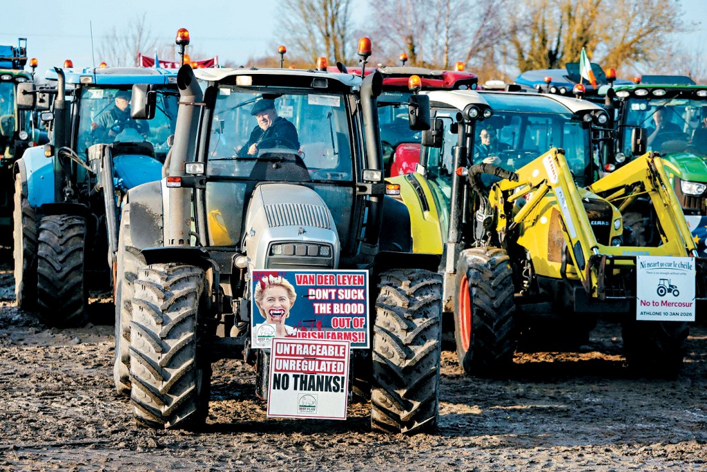 愛爾蘭昨日有農民駕駛拖拉機，反對歐盟-南共市自由貿易協定。
