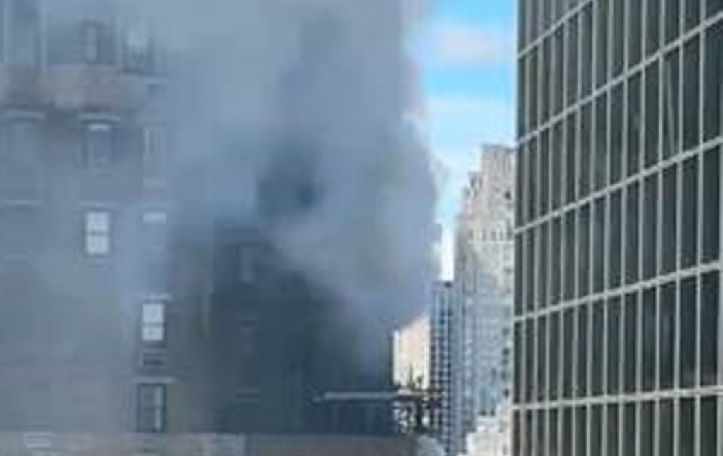 网传大楼失火现场照片。