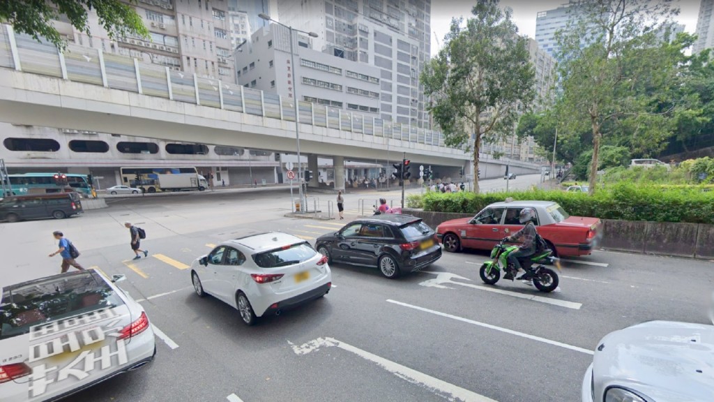 意外期間荃景圍右轉出青山公路的行車線封閉。