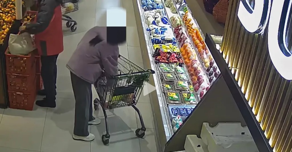 超市CCTV揭發一名女子經常盜竊，警方指該女子在公司擔任法務職務。