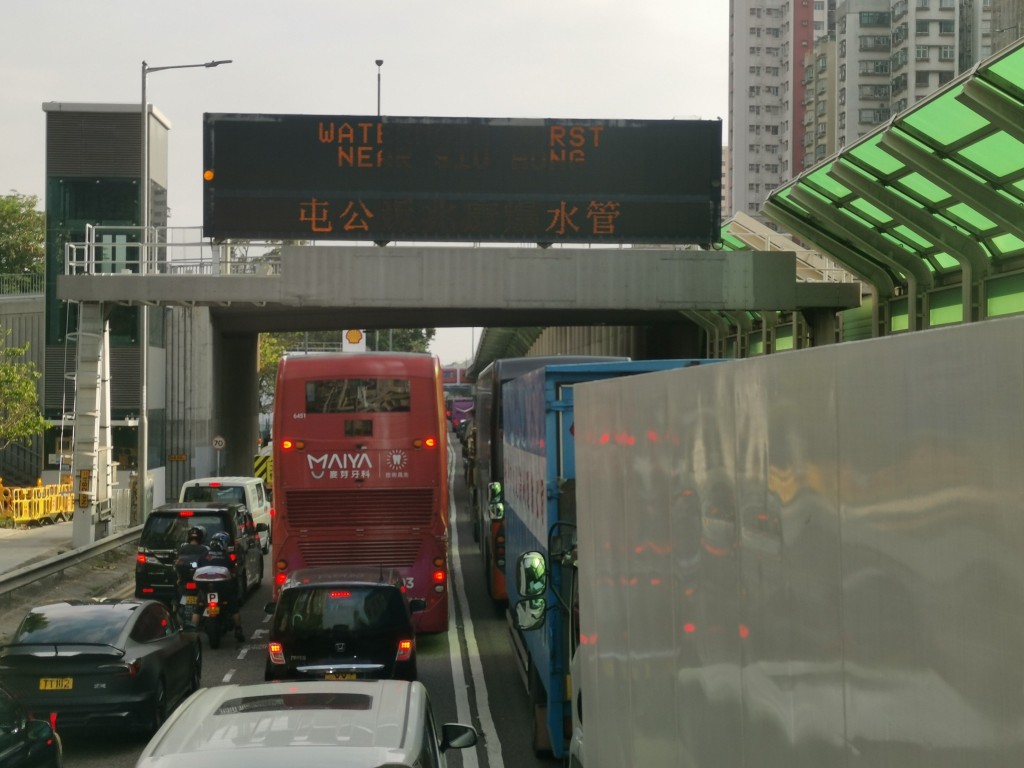 爆水管封路導致交通擠塞。fb屯門公路塞車關注組圖片 爆水管封路導致交通擠塞。fb屯門公路塞車關注組圖片