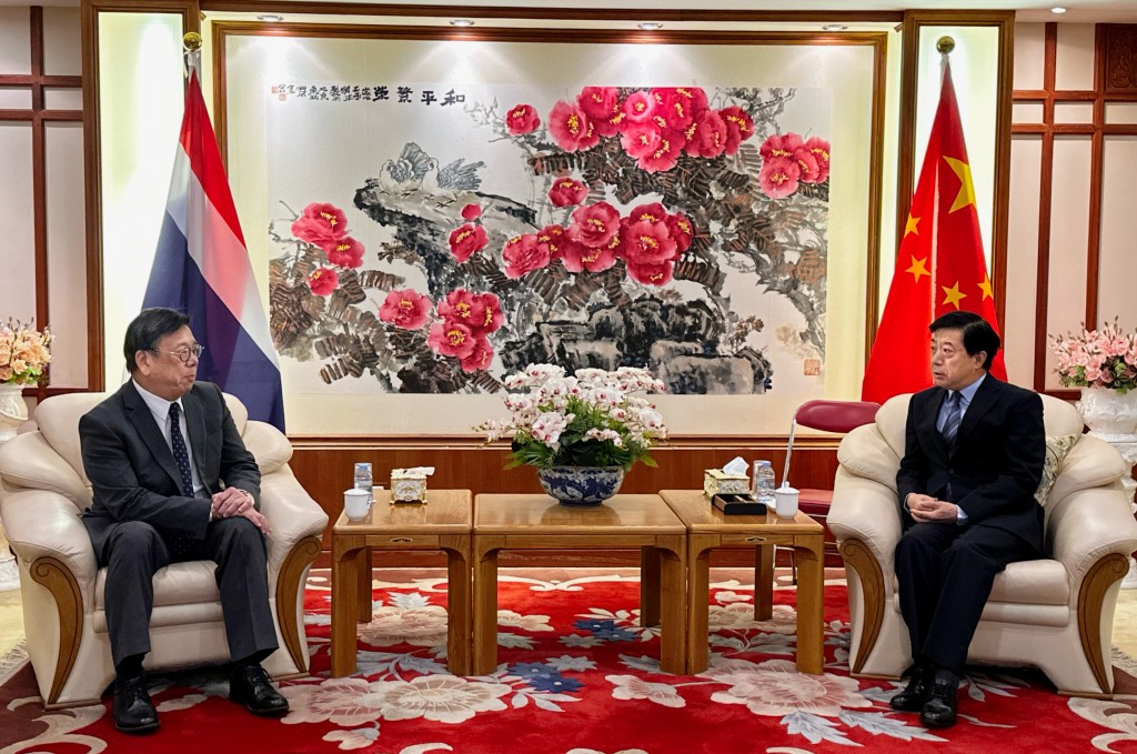 丘应桦（左）今日在泰国曼谷礼节性拜会中国驻泰国大使韩志强（右）。政府新闻处