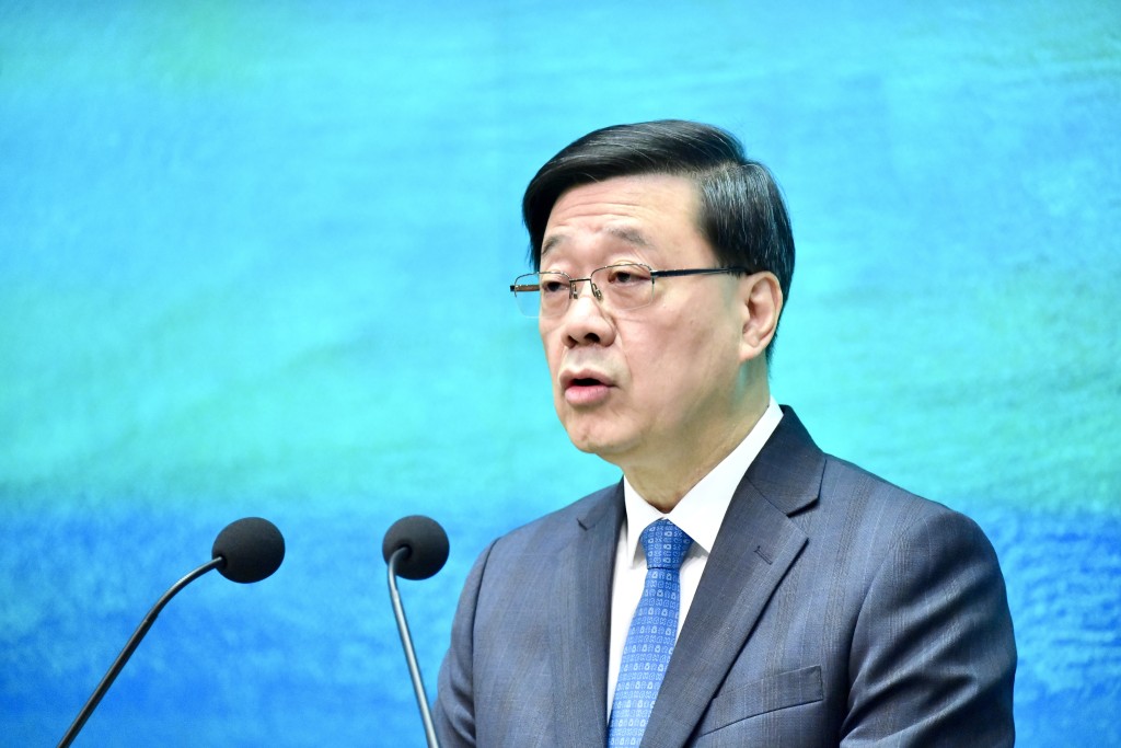 李家超表示,政府首要工作是加強滅蚊。 李家超表示,政府首要工作是加強滅蚊。