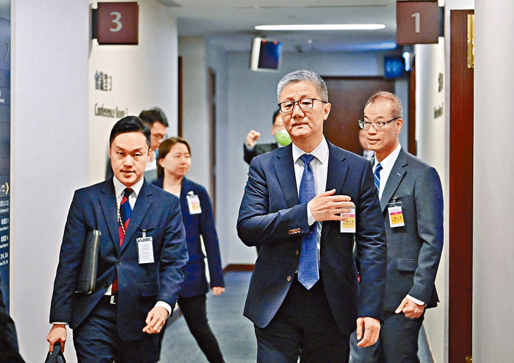 蕭澤頤簡報本港整體治安情況,提及警方整體破案率在去年達31.1%。