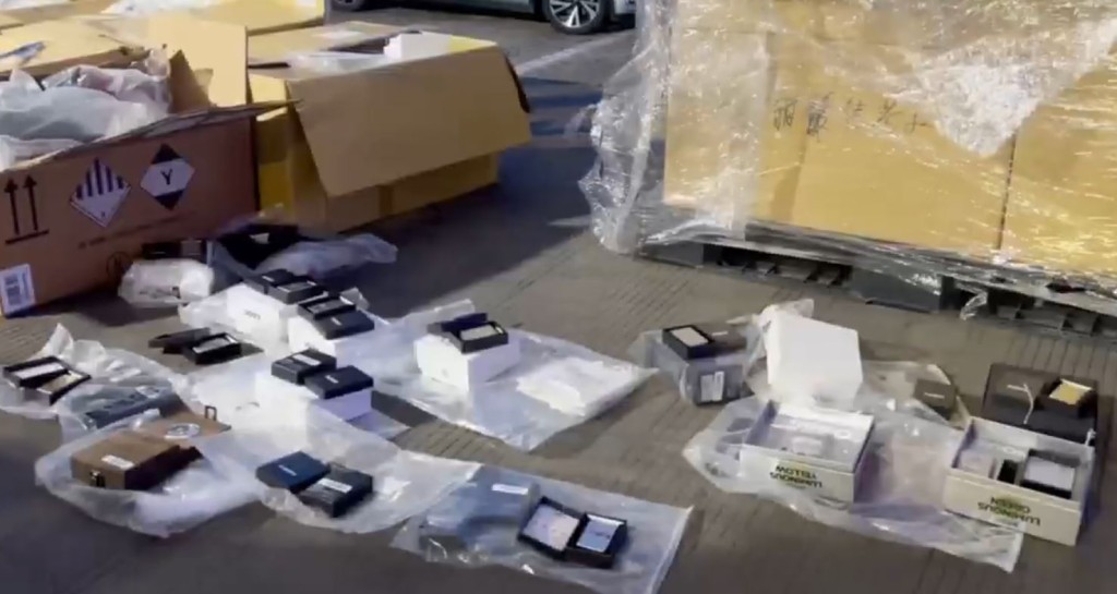 皇崗海關關員查獲2973個老翻「ZIPPO」打火機。海關發布