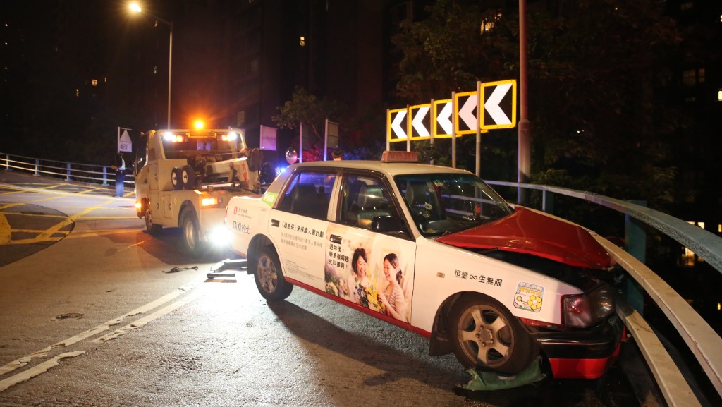 的士在樂活道懷疑死火兼迫力失靈,衝前途百米直撞欄杆。