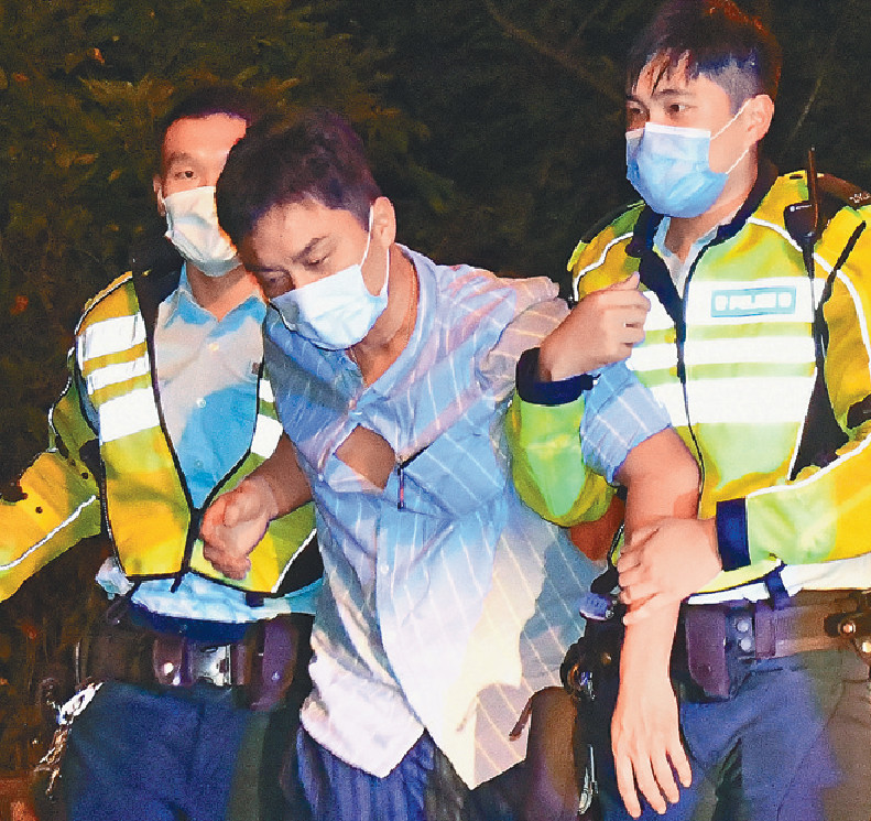 ■楊明去年8月駕車失事後要由警察扶行。