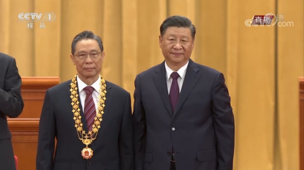 習近平（右）向鍾南山（左）頒授最高榮譽「共和國勛章」。資料圖片