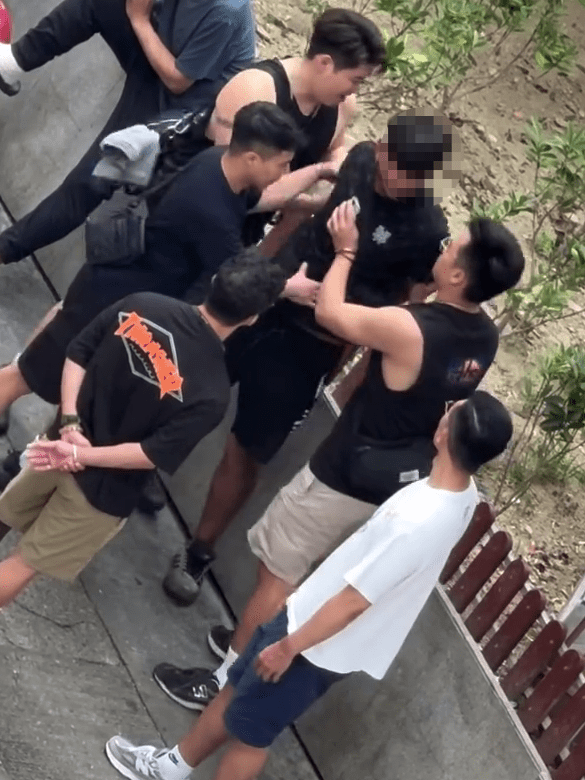 南亞青年突然情緒激動站起,歇斯底裏大叫。IG@hkbrawler 南亞青年突然情緒激動站起,歇斯底裏大叫。IG@hkbrawler