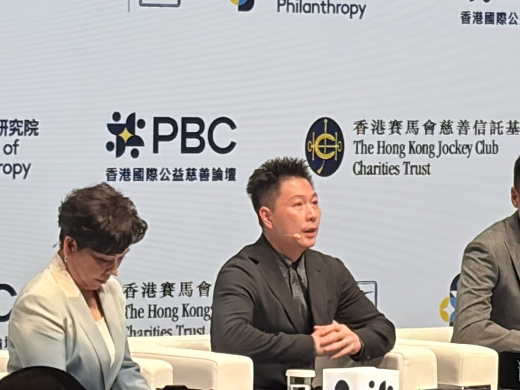 四枚奧運體操金牌得主李小鵬(中)。 四枚奧運體操金牌得主李小鵬(中)。