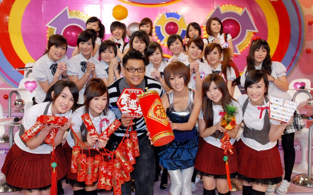 黑人陳建州曾主持台灣綜藝節目《我愛黑澀會》，大牙（前右三）是其中一位「美眉」。