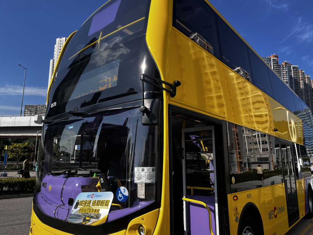 全新城巴皇崗專線 B13、B14及 B15 號線。 全新城巴皇崗專線 B13、B14及 B15 號線。