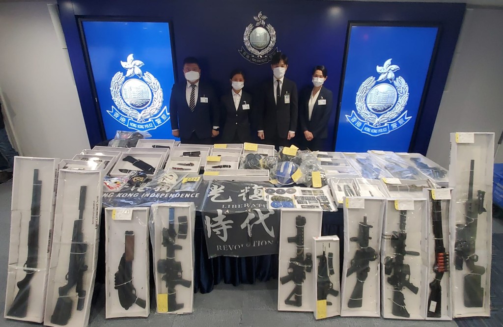 警方展示涉案的槍械及反政府物品。