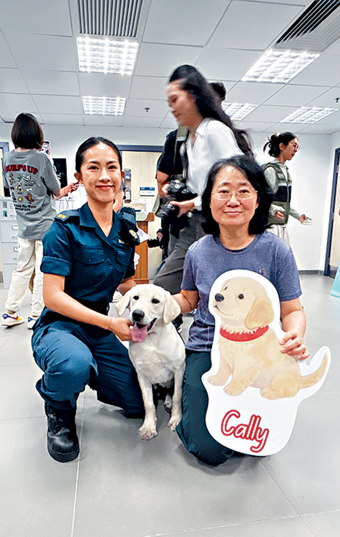 命名大賽獲亞軍曾女士與領犬員及搜索犬合照。