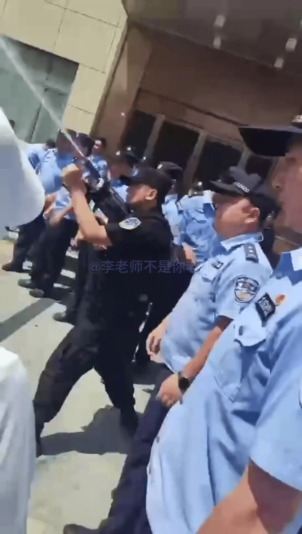 網傳上千投資者臨沂樹拍示威,爆警民衝突。 網傳上千投資者臨沂樹拍示威,爆警民衝突。
